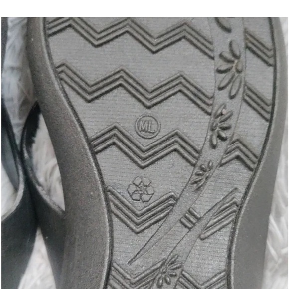Okabashi black flip flops size M/L  like new condition condition. - Picture 5 of 5
